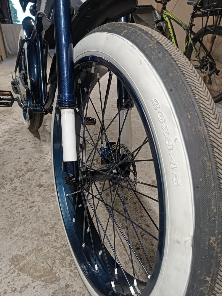 zoom sur un pneu large d'un beachcruiser mecabecane