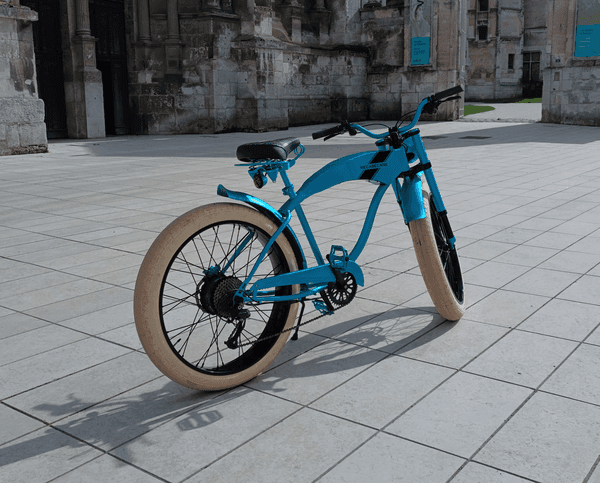 Photo d'un beachcruiser vintage aux couleurs turquoise et noir