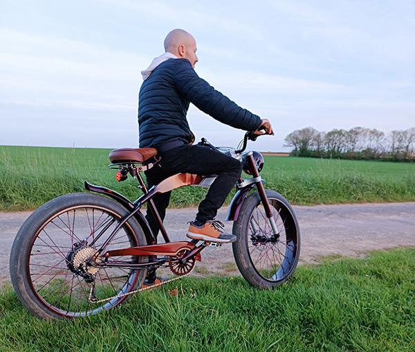 Un cycliste sur un fatbike électrique mecabecane prêt à partir