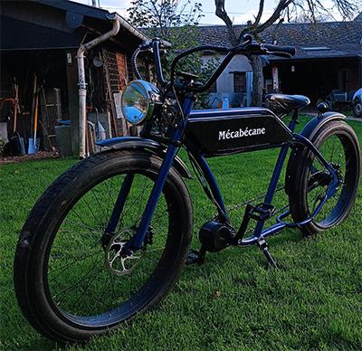 Un vélo vintage avec des pneus de fatbike