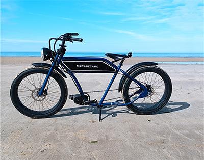 Un vélo vintage éléctrique sur le sable