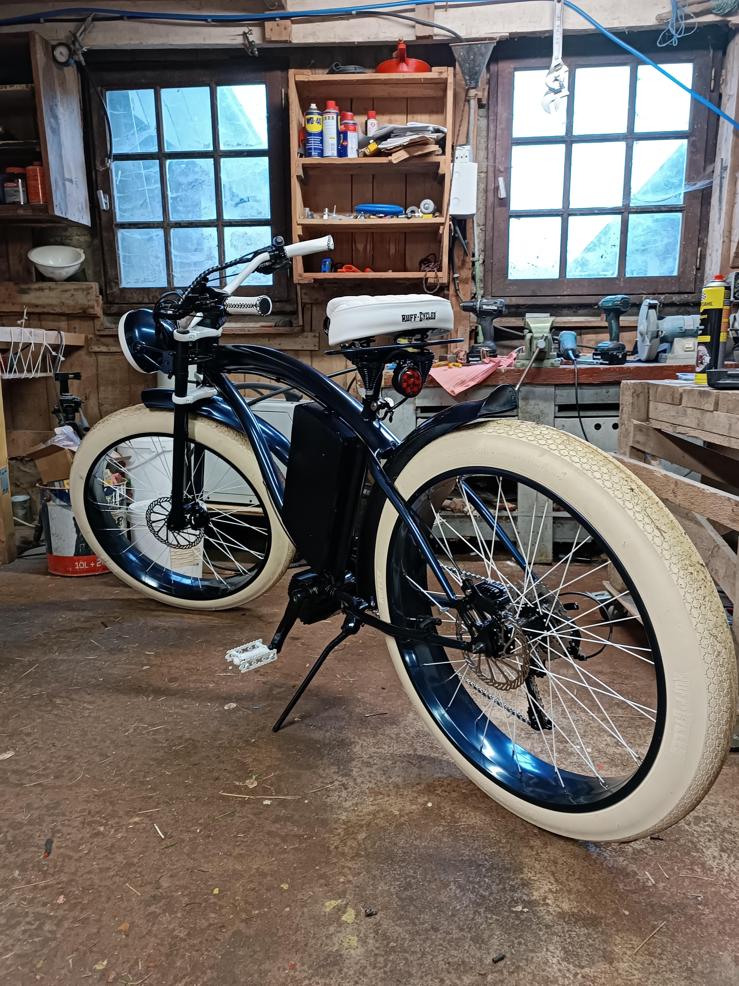 Un beach cruiser bleu et blanc