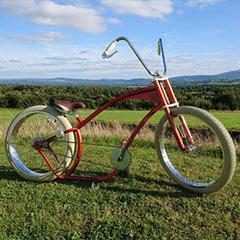 Beachcruiser rouge avec guidon relevé pour une conduite confortable et stylée