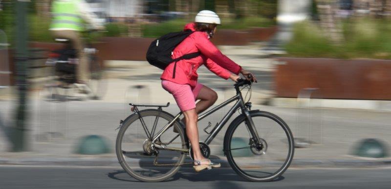 Une personne qui roule à vélo