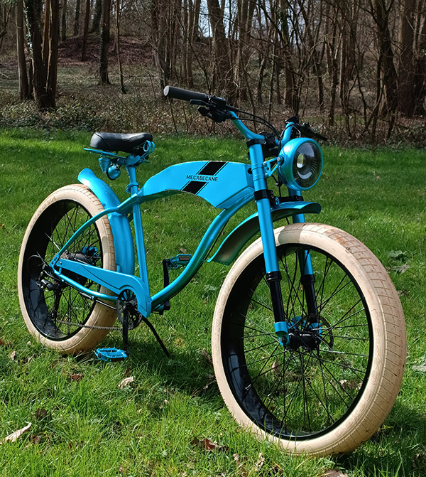 Image d'un beach cruiser Mecabecane tendance, turquoise et noir, pour des balades en bord de mer