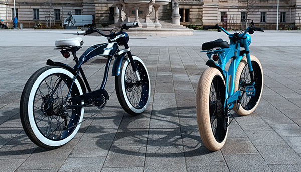 Deux vélos Mecabecane, prêts à être utilisés pour une balade urbaine.