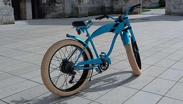 Photo d'un beachcruiser vintage aux couleurs turquoise et noir